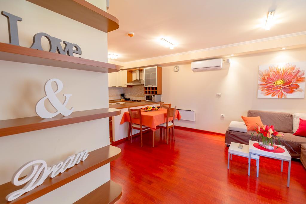 Leona & Borna'S Central Lapad Suites ดูบรอฟนิก ภายนอก รูปภาพ