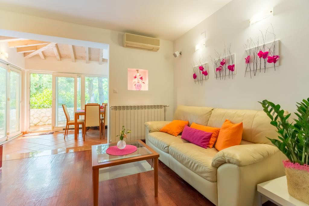 Leona & Borna'S Central Lapad Suites ดูบรอฟนิก ภายนอก รูปภาพ